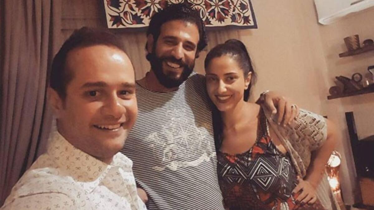 انتقلت الفنانة حنان مطاوع مع زوجها أمير اليماني إلى بيت الزوجية حنان نشرت صورة لها مع زوجها من داخل منزلهما، وبدت حنان سعيدة في أحضان زوجها، وترتدي ملابس بسيطة ولم تضع أي رتوش على وجهها جمهور حنان هنأها على الزواج مرة أخرى وتمنى لها السعادة الزوجية.