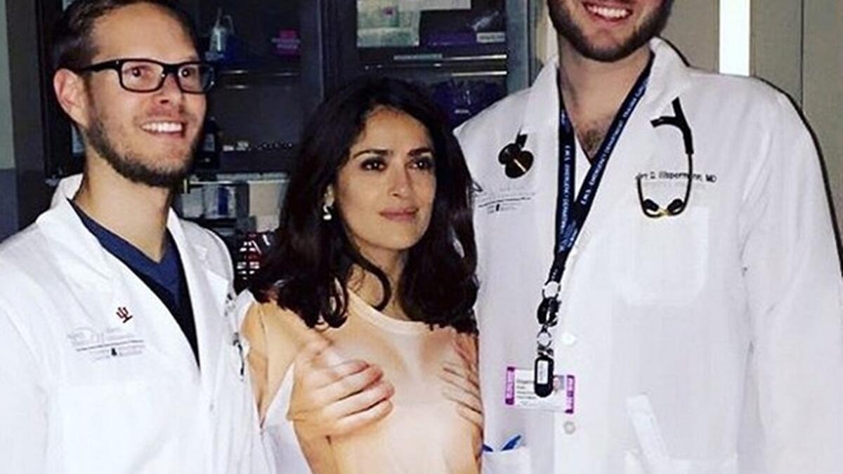 تعرضت سلمى حايك لموقف محرج بعد نقلها لإحدى المستشفيات على اثر إصابتها أثناء تصويرها Drunk Parentsونشرت حايك صورة بقميصها الرياضي الذي تسبب لها في إحراج داخل المستشفى حيث ظهرت بقميص لشكل جسد إمرأة عارية الصدر ولا يغطيها سوى يدي شخص وكانت ترتديه في أحداث الفيلم.