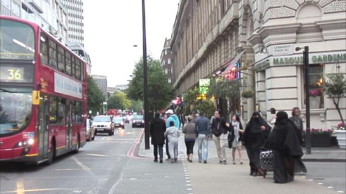 وجه أحد العنصريين شتائم تجاه الفتاة مسلمة  تدعى يارا ترتدي حجابا في احدى محطات لندن قائلاً  " أنتِ إرهابية وحثالة، والمسلمون مسؤولون عن قتل الضحايا في هجمات باريس". وقام شاب بيرطاني بالدفاع عن الفتاة عندما حاول العنصري الاعتداء عليها.