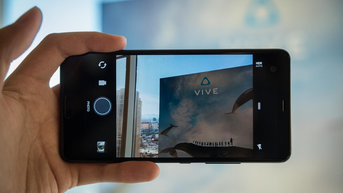 U Ultra : 
تعكس هذه التقنية مفهوم الذكاء الاصطناعي، من خلال اعتماده لألية التعلم الآلي من مستخدمه ليصبح قادرا على تقديم اقتراحات ذات طابع شخصي مع قدرته على التعرف على صوت مستخدمه، من خلال شاشة مزدوجة دون مقاطعة المستخدم أثناء استخدامه للشاشة الأساسية.