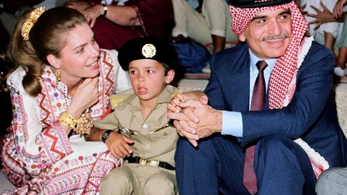 تزوج أربع مرات، إلا أنه لم يجمع بين زوجتين في وقت واحد، وقد أنجب من هذه الزيجات 11 ولدًا وبنتًا.