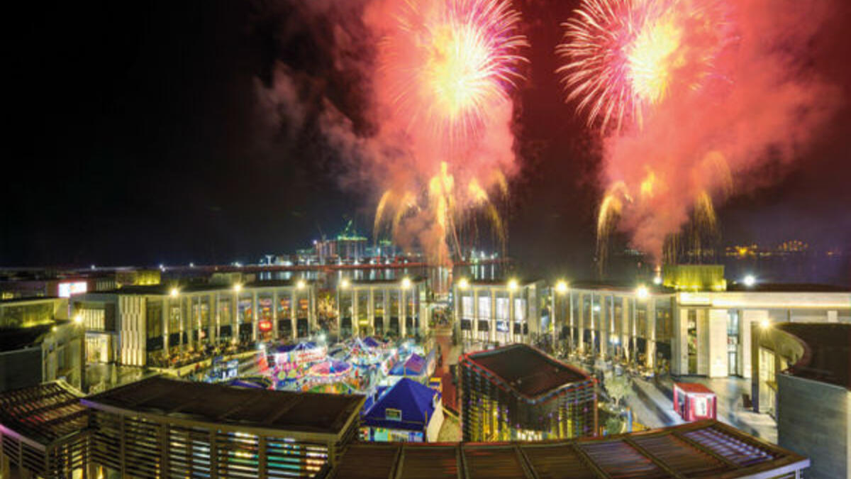 سيحتفل «دبي فستيفال سيتي مول» بالعيد من خلال عرض الألعاب النارية المصحوب بالموسيقى في التاسعة، والـ10:30 مساءً يومي الأربعاء والخميس المقبلين.