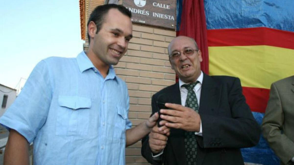 أطلق اسم اللاعب الاسباني "اندريس انيستا" على أحد الشوارع في بلدته "الباسيتي" عام 2008.
