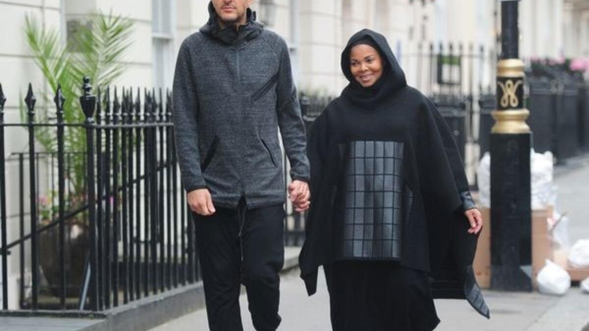 ظهرت جانيت جاكسون مع زوجها رجل الأعمال القطري وسام المانع ، أثناء تجولها في شوارع العاصمة البريطانية لندن وهي ترتدي الحجاب النجمة العالمية البالغة من العمر 50 عامًا، ارتدت إطلالة سوداء واسعة كي تطل بمظهر انيق في الوقت الذي تنتظر فيه طفلها الاول.