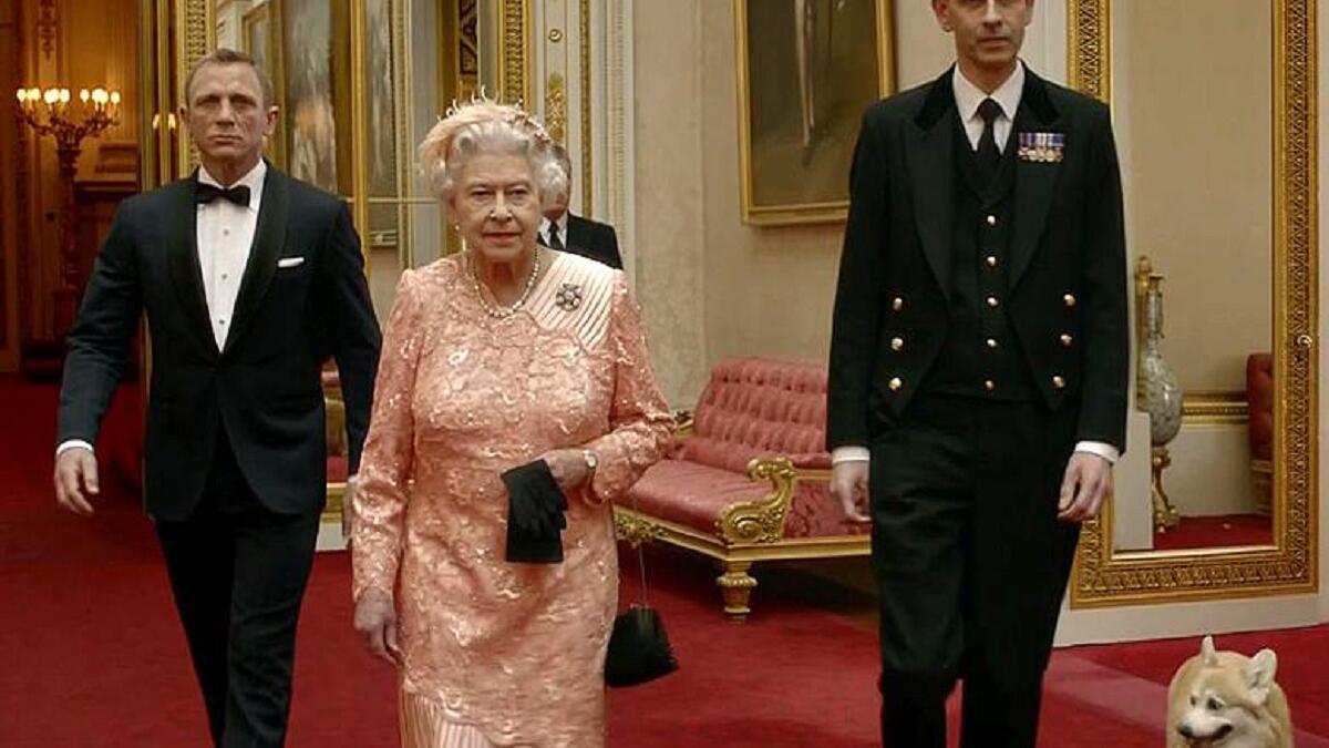 الملكة إليزابيث: خلال حفل افتتاح الألعاب الأولمبية الصيفية في لندن 2012 ظهرت ملكة بريطانيا إليزابيث الثانية في لقطة مع جيمس بوند، الذي وصل إلى القصر الملكي في سيارة أجرة ليرافقها في طائرة مروحية.