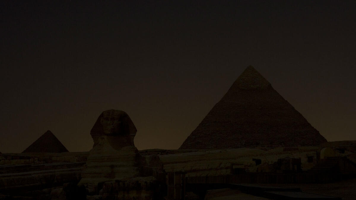 شاركت مصر دول العالم في المبادرة العالمية لإطفاء الأنوار المعروفة باسم "ساعة الأرض" التى تقام كل عام ب30 مارس من الساعة 8.30 إلى 9.30 مساء والتي تنظمها وزارة البيئة في العاصمة الإدارية.