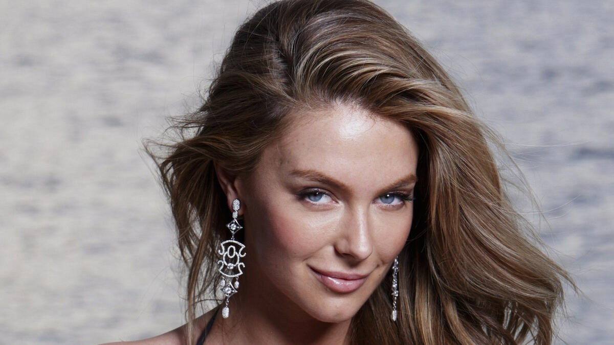 جنيفر هوكينز:
الأسترالية  التي وصفت بأنها أجمل ملكة شاركت في المسابقة على الإطلاق وذلك في 2004، وهي مقدمة عروض تلفزيونية في سدني.