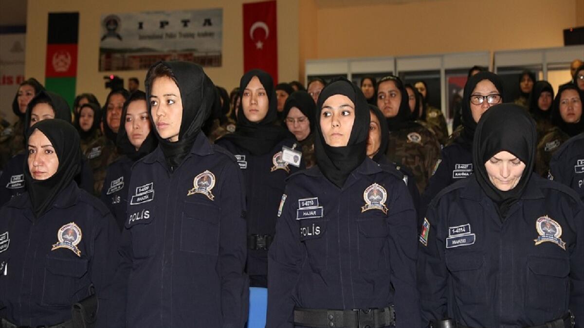 في تشرين الأول / أكتوبر 2013، رفعت تركيا الحظر المفروض على ارتداء النسوة للحجاب في مؤسسات الدولة، ونفى أردوغان أي نية من جانبه لفرض القيم الإسلامية على تركيا، ويقول إنه ملتزم بالعلمانية ولكنه يؤيد حق الأتراك في التعبير عن معتقداتهم الدينية بقدر أكبر من الحرية.