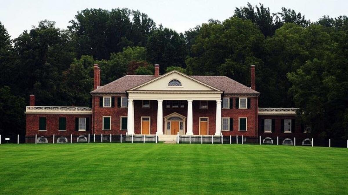 جيمس ماديسون: رابع رئيس للولايات المتحدة، كان يعيش في منزل يقع على 2650 فدانًا من الأراضي المحمية بإطلالات رائعة على جبال بلو ريدج على بعد ساعتين بالسيارة من واشنطن.