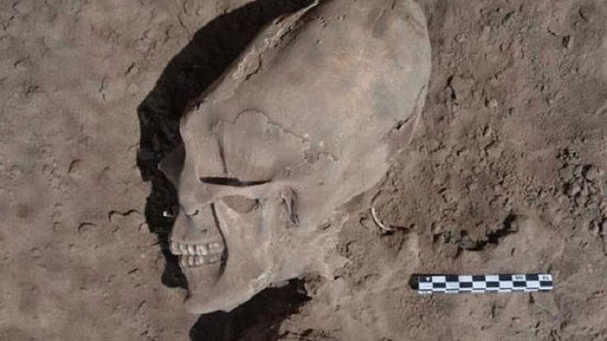 جثث فضائيين: وجد الخبراء بين الحجارة جثتين لرجال فضاء قد بقي منهم القفص الصدري وأجزاء من جمجمة وحطامًا لمركبة فضائية، ومع ذلك فإن مسؤولين من وكالة الفضاء لم يقوموا بالتعليق على ما وجده الباحثون في الصور.