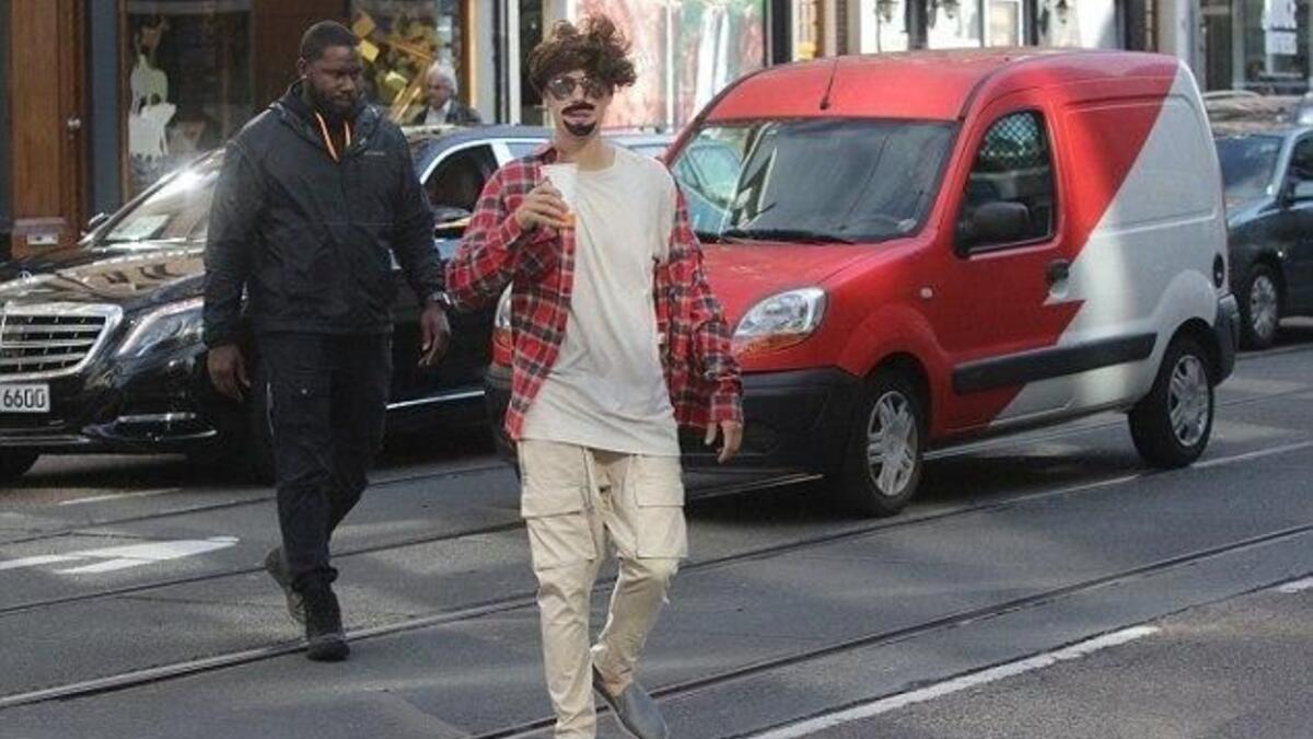 تنكر النجم جاستن بيبر وتجول في الشوارع  فقصد أحد المقاهي حيث وضع شارباً ولحية وشعراً مستعارين وارتدى سروالًا عادياً وكنزة باللون الأبيض مع قميص بأكمام طويلة باللون الأحمر وأخفى عينيه بنظارة شمسية كبيرة واستطاع الكثير من الناس التعرف إليه بشكل سريع.