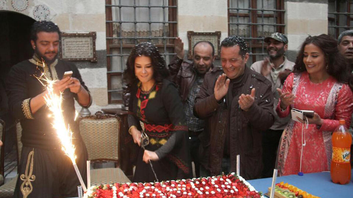 فاجأت أسرة مسلسل خاتون كاريس بشار بالاحتفال بعيد ميلادها الـ40 في موقع التصوير ونشر المدير التنفيذي للشركة صوراً معلّقاً “كل عام وانت بخير يا أحلى كاريس متألقة العمر كله” وقطعت كاريس قالباً من الكيك بالسيف كتب عليه “نجمة متألقة كاريس بشار كل عام وأنت بألف خير