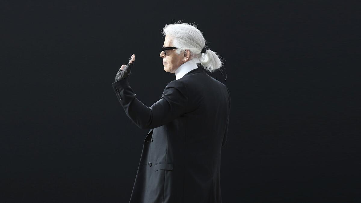 تسريحة من السبعينيات: بدأ "كارل" باعتماد تسريحة  Ponytail  تحديدًا في عام 1976 أي أنه لم يغيرها منذ 43 عامًا.