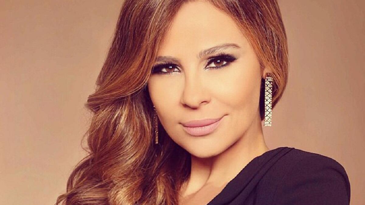 الفنانة اللبنانية كارول سماحة، حيث عيدت على المرأة في عيدها بطريقة مختلفة، بنشر صورة لابنتها تالا تقوم بإهداء وردة لكل نساء الأرض، وعلقت سماحة على الصورة قائلة: "زهرة لجميع النساء من ابنتي تالا".