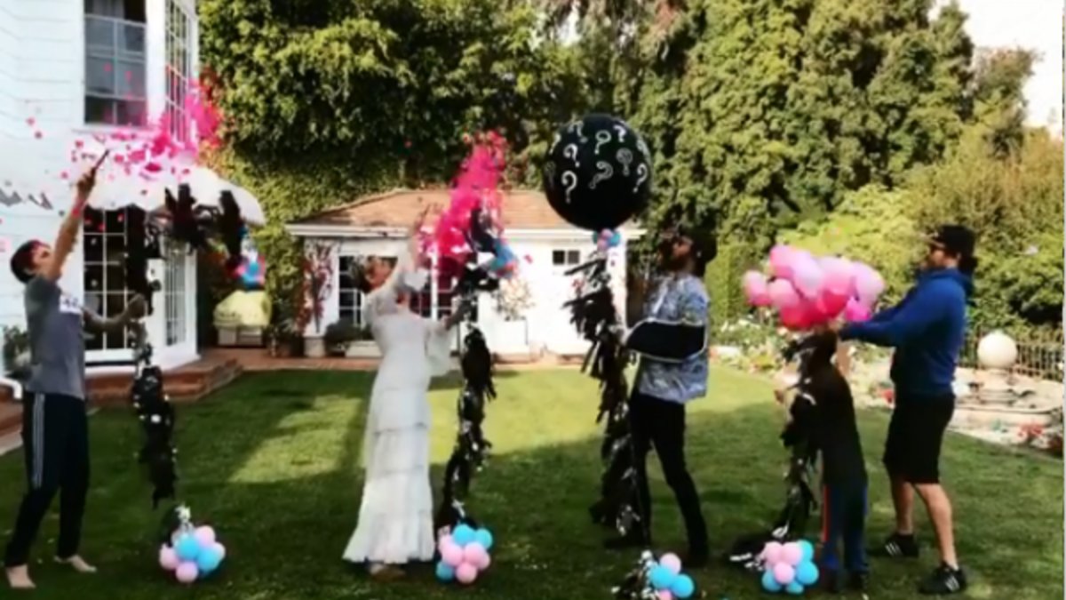 عبر فيديو فريد من نوعه، قرّرت النجمة "كيت هدسون" إعلان الخبر السعيد لجمهورها... فهي حامل بطفلها الثالث من صديقها "داني فوجيكاوا".