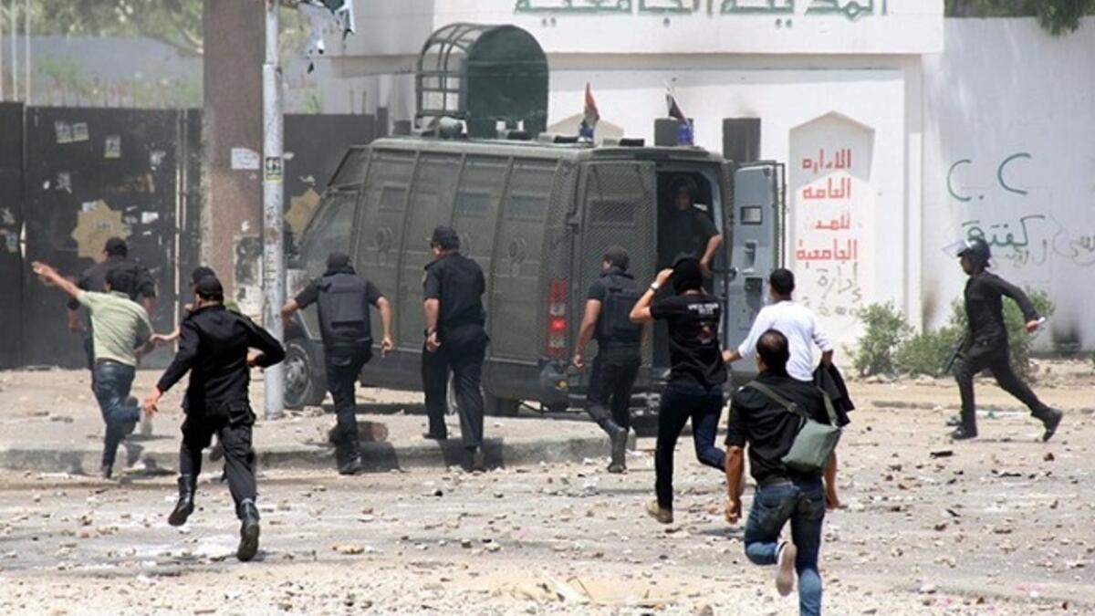 63 حالة اصابة نتيجة طلق ناري: وفيها حالات موثقة من اصابات في الميادين المصرية نتيجة اطلاق الرصاص الحي من قبل قوات الأمن.