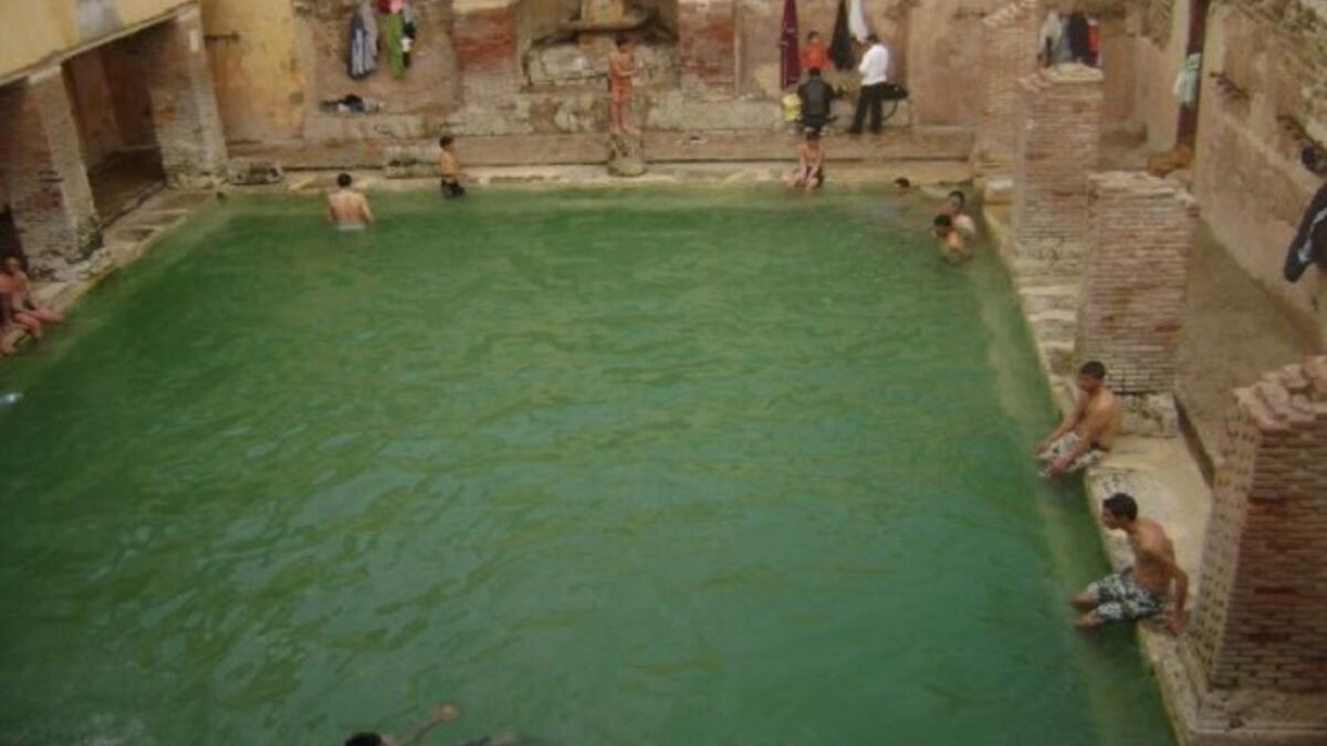 يسيطر طقس الذهاب إلى الحمامات التقليدية على الجزائريين في الأيام الأخيرة من شعبان بهدف التطهّر والاستعداد لاستقبال رمضان. وتطلى البيوت بدهان جديد قبيل قدوم الشهر الكريم وتُشترى أدوات مطبخ وأغطية جديدة وتطهَّر البيوت بالكامل.