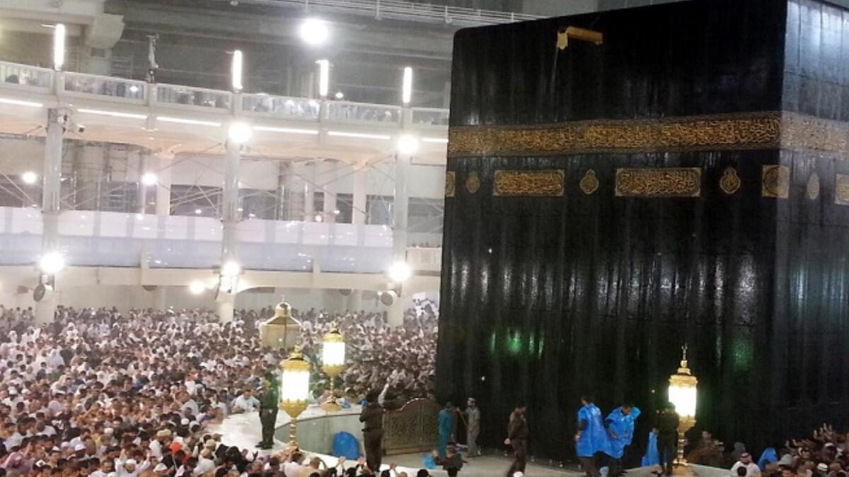 غسل الكعبة المشرفة بماء زمزم الممزوج بدهن الورد، وذلك استعداداً لاستقبال المعتمرين وزائري البيت الحرام خلال شهر رمضان.