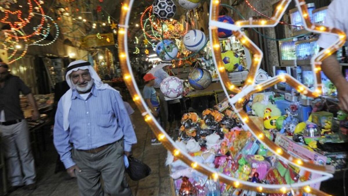 زينة رمضان: وذلك بتعليق الهلال والنجمة المضاءة بالكهرباء على واجهات المباني والشرفات، احتفالا بشهر رمضان المبارك، حيث تمتلئ الشوارع العربية بأشرطة الانارة ذلات الألوان المتعددة وبأشكال تحمل رموزا دينيا وروحية.