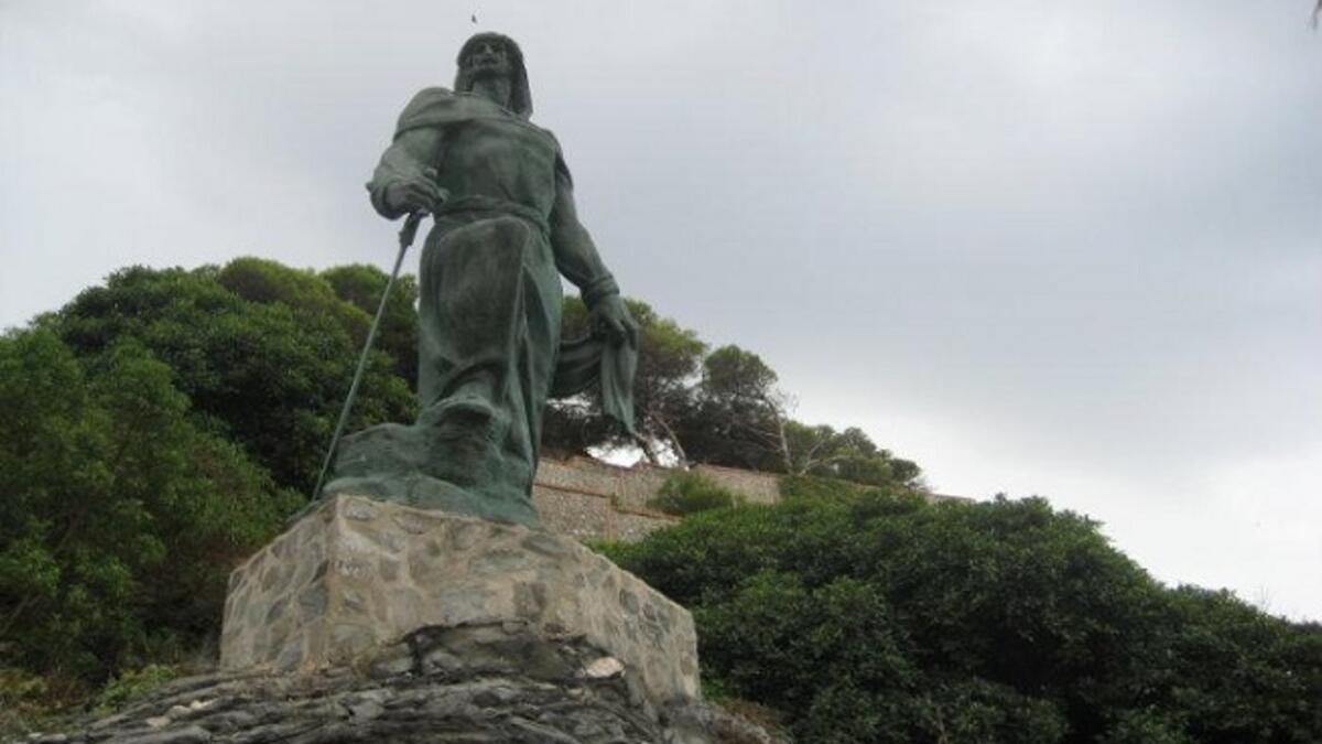 تمثال عبدالرحمن الداخل أو عبد الرحمن الأول في بلدة المنكب على شواطئ غرناطة مؤرخ بتاريخ وصوله إلى الأندلس، وهو مؤسس الدولة الأموية في الأندلس.