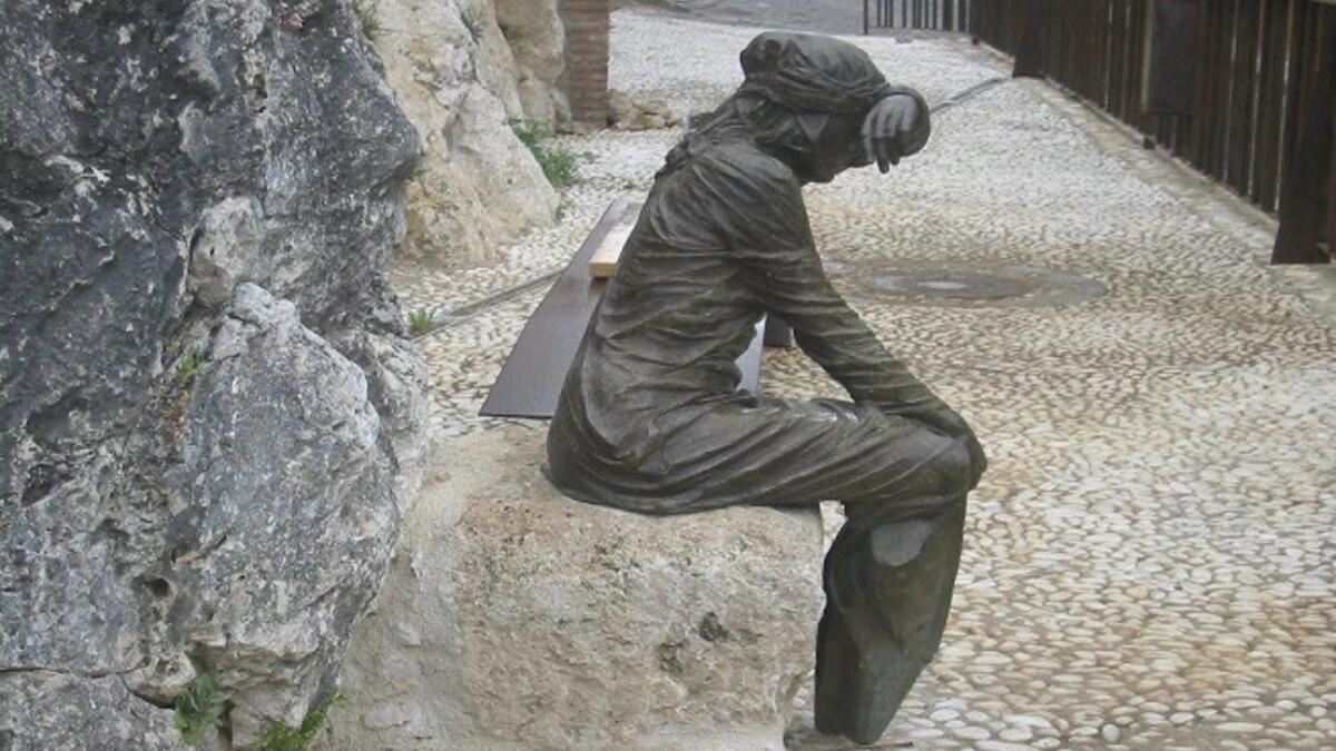 تمثال في مدينة لوشة لـ " مريم - أو مُرَيمة - بنت إبراهيم بن علي العطار " زوجة أبي عبد الله - آخر سلاطين بني الأحمر، التمثال لمريم وهي في حالة حزن على وداعها للوشة وعلى مصير زوجها السلطان أبي عبد الله.