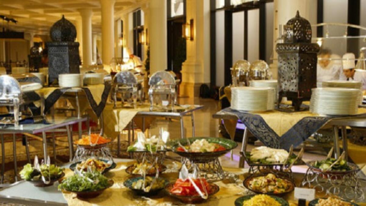 أهل الامارات يصومون أيضاً 15 ساعة مع درجات حرارة مرتفعه تصل إلى 45 درجة.