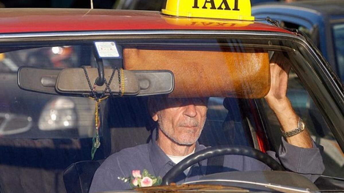 حتى وان كنت فتاة وكان السائق عجوزا قد لا تجدين فرصة بالصعود معه، فبعض السائقين يرفضون تحميل الفتيات لرأيهم أن هذا الأمر محرم، فلا يجوز على فتاة أن تصعد لوحدها مع السائق!!