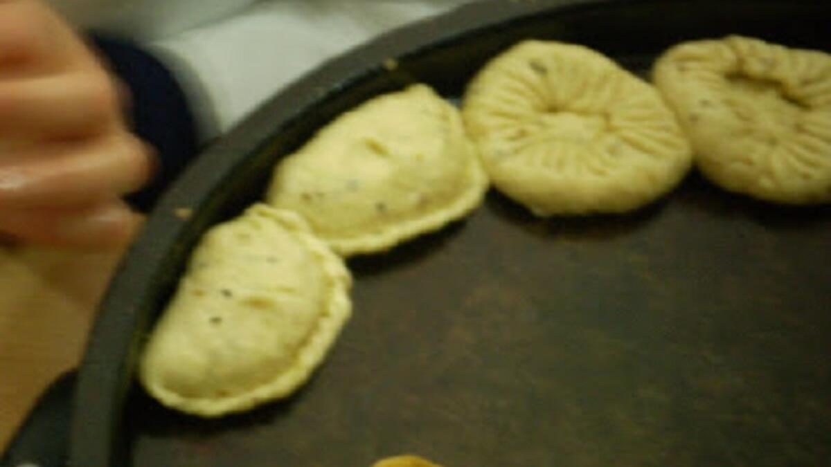 البناضج: تصنع من عجين الحبوب إضافة إلى الزيت و الجبن و تخلط بماء دافئ و عند الحصول على عجينة متماسكة تقسم إلى قطع صغيرة و يضاف إليها ملعقة من اللحم المفروم المخلوط بالبقدونس و توضع في الفرن.