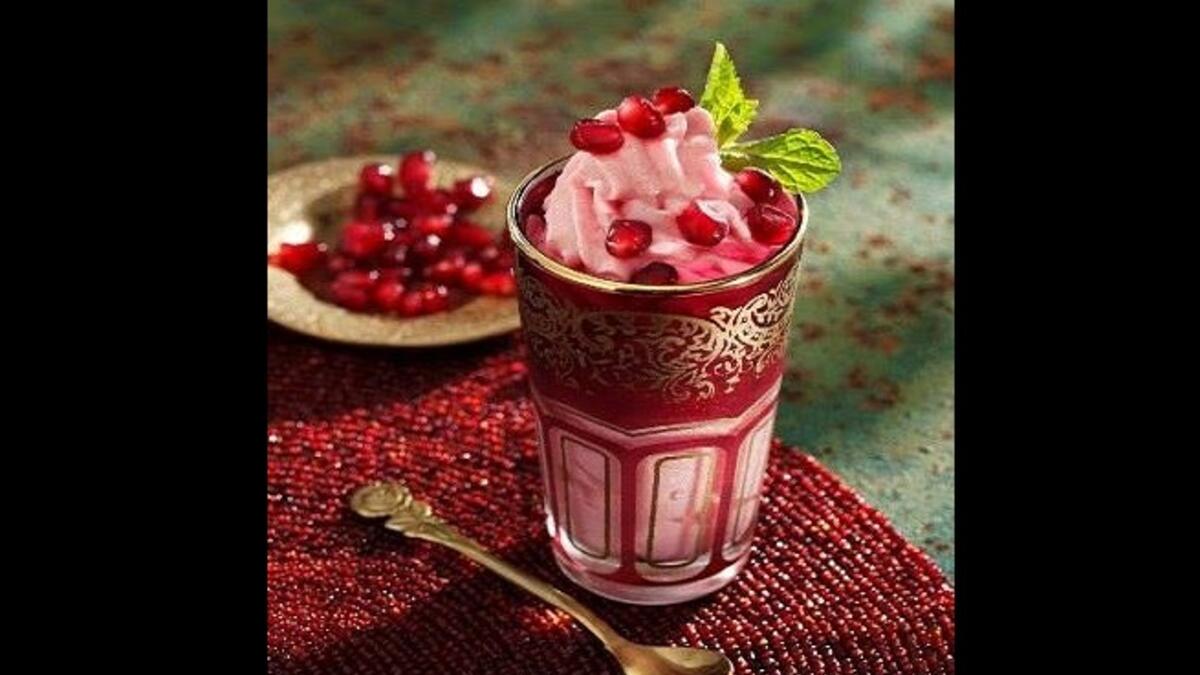 وفي أمسيات الاندلس الصيفية الحارة، كانوا يجلبون الثلج من أعالى الجبال ويضربونه بالعصير ويقدمونه مع الفواكه بشيء يشبه ما نعرفه اليوم بالبوظة أو الآيسكريم !