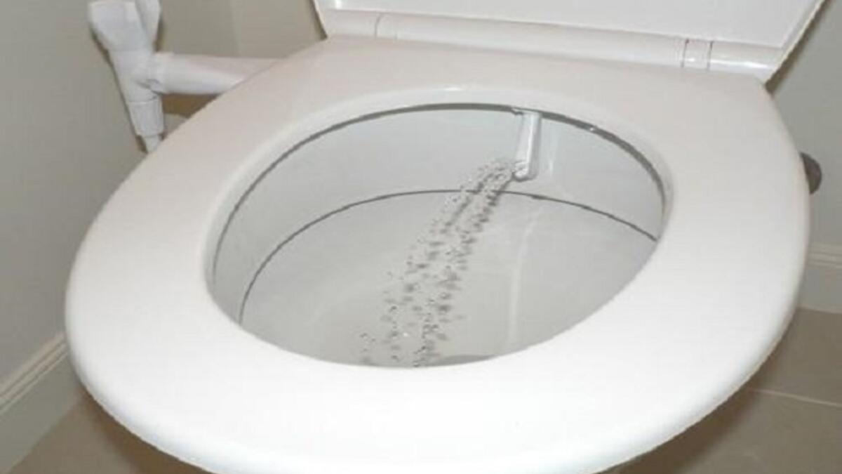 وبفتوى ليست ببعيدة عن الموضوع الجنسي، اختلف العلماء في حكم استخدام شطاف حمام في نهار رمضان على رأيين فقسم منهم رأى: "إنه مثل الحقنة الشرجية وإن دخول الماء من فتحت الشرج يفطر الصائم"، أما الرأي الثاني: "فهو لا يفسد الصيام"