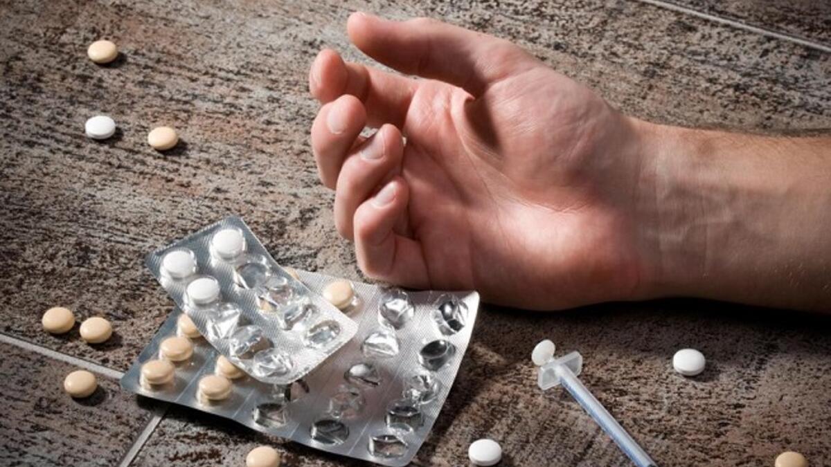 شهد التاريخ العربي حالات انتحار متعددة في فترات غياب العدالة الاجتماعية والضائقات الاقتصادية، مثل فترات الكساد العالمي التي أثرت سلبا على الوطن العربي وخصوصاً في الطبقات الفقيرة.