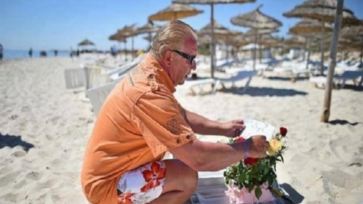 في المنطقة الرملية المطلة على ساحل منتجع سوسة السياحي، يتسلل مسلح ببندقية "كلاشينكوف، ليلقي رصاصه على أكثر من 39 سائحا مستلقين على الشاطئ، الحادث الإرهابي الذي تبناه تنظيم "داعش" في تونس.