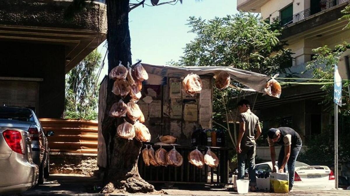 الصورة تظهر عربة لبيع احد أنواع الحلويات الرمضانية واسمه "الناعم"، الملفت في الأمر أنه حتى هذه العربة، تحتوي على نعوات للموتى وقتلى الحرب!