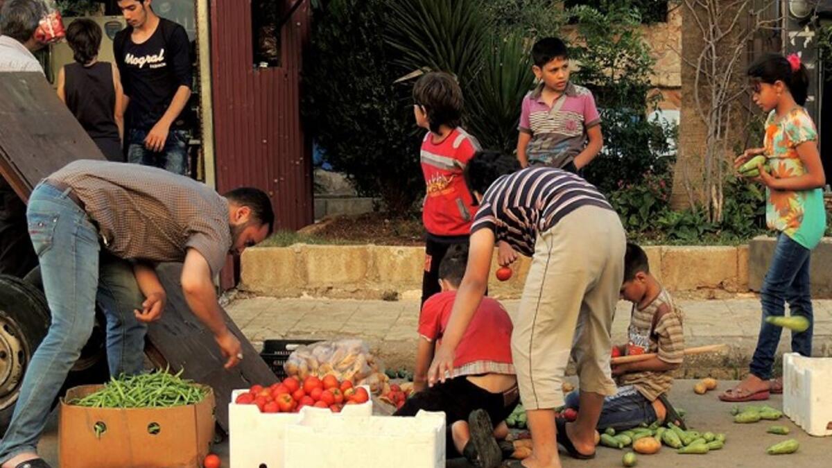 حمص التي شهدت انقطاع المياه والغذاء والكهرباء.. استطاعت أخيرا أن تحظى بهدنة واتفاقية بين النظام والمعارضة ليستطيع الناس شراء بعض ما حرموا منه في هذا الشهر الفضيل.