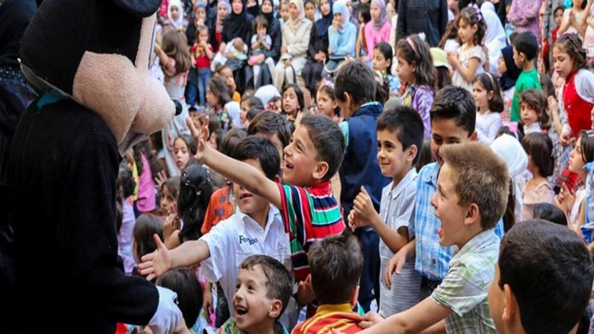 في الغوطة التي شهدت أقصى أنواع الحصار والتعذيب، قامت اللجان المحلية فيها بعمل احتفالية للأطفال مع انتهاء مدارسهم وتقديم الهدايا الرمزية جدا لهم، ليخففوا عنهم، سوء الحصار وقلة الطعام.