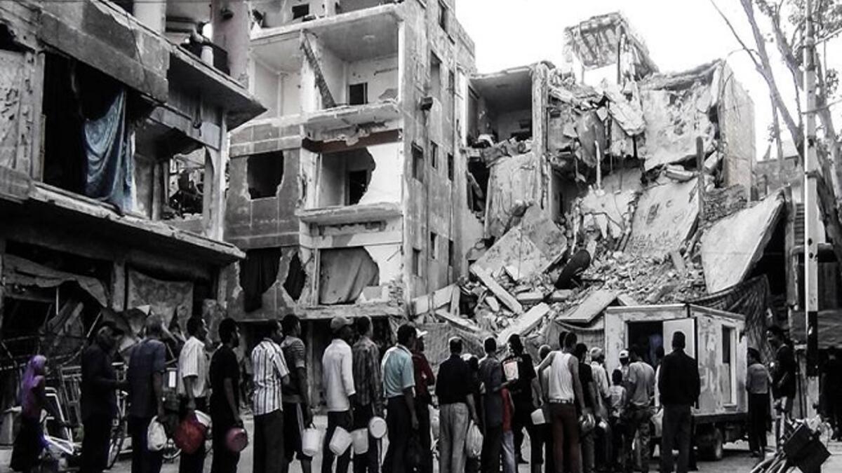 في جنوب دمشق أيضاً يعيش العديد من السوريين في الأبنية المهدمة، ليبحثوا في رمضانهم عن أي محل أو عربة لشراء حوائجهم، مع بعض المساعدات التي تصل من الخارج.