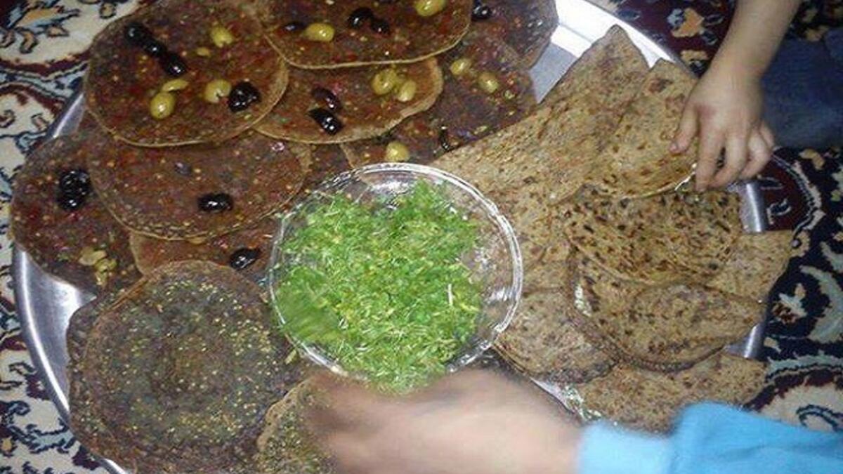 المحاصرون في مخيم اليرموك جنوب دمشق استعاضوا عن القمح والخبر غير المتوافر، بعجن العدس وصنع الخبز والفطائر منه! بل والهريسة أيضاً، رغم طعمها السيء، إلا أنهم وجدوا طريقتهم للحياة.