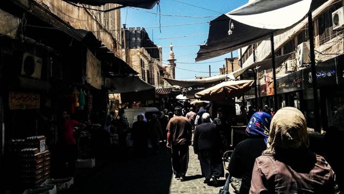 بعض مناطق دمشق القديمة لا تزال تعيش حالة من الهدوء حيث يتسوق الناس حاجياتهم لكن بأسعار مرتفعه، كما هنا في حي باب سريجة أحد أحياء دمشق القديمة.