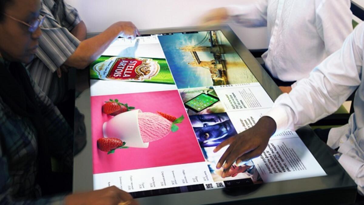 مطعم Ebony: هو نوع من المطاعم التكونولوجية ويعد اغرب المطاعم فى سياحة دبىوالامارات حيث توجد شاشات تكنولوجية على سطح الطاولة تتفاعل معك، في اختيار قوائم الطعام وتصفحها، ويمكنك تصفح بريدك الالكترونى واللعب من خلالها .