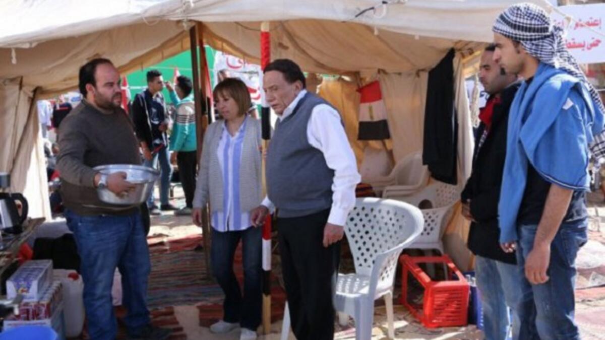 أستاذ ورئيس قسم: يجسد (عادل إمام) في المسلسل شخصية أستاذ جامعى يساري الفكر يعمل في كلية الزراعة، وثائر على الأوضاع السياسية قبل ثورة 2011. مشكلة زواجه الرئيسية هي عدم إنجابه، يخوض أحداث ثورة 25 يناير ويتزامن ذلك مع انفصاله عن زوجته.