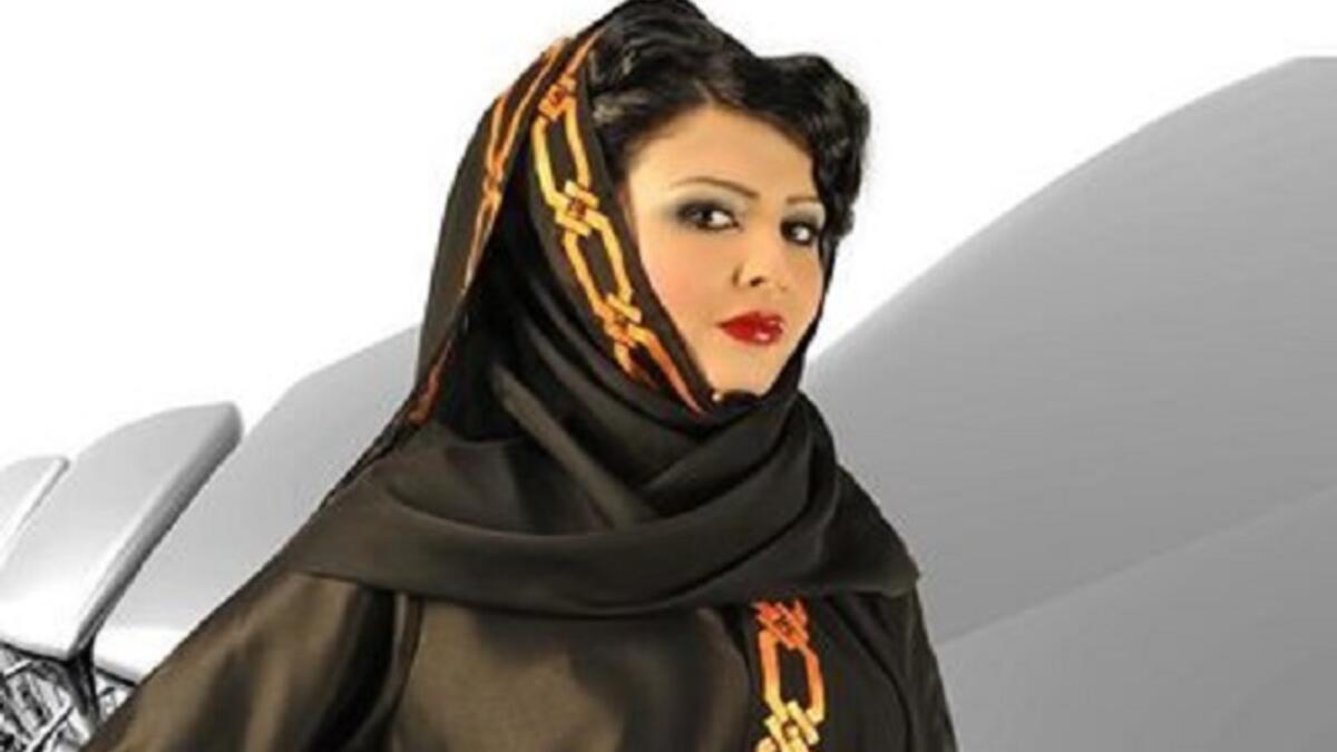 الشال الاماراتي: تضع المرأة الاماراتية في الوقت الحالي شالاً على رأسها لا يغطي شعرها بالكامل انما هو جزء من التقاليد الشعبية والالتزام الديني غير الكامل بالحجاب.