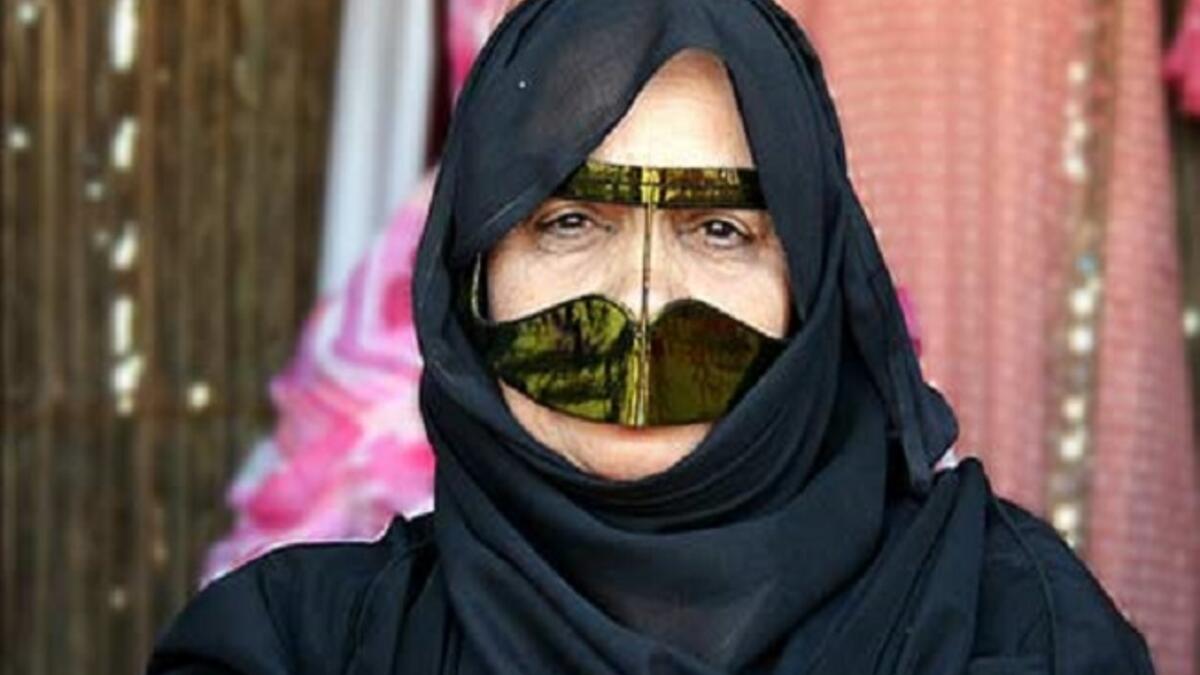 البرقع الاماراتي: يعد من أهم ما في الزي الاماراتي النسوي وأكثره تميزا، ولا يعد البرقع مجرد قطعة توضع على الأنف لتغطي جزءً من الوجه بل هي ذات طابع جمالي وأسعار عالية في بعضها.