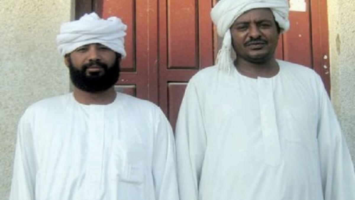 تمثل العمامة السودانية زيا متميزا في كل مكان، فهي تقليد إسلامى قديم كما يقول السودانيون، ويصل طولها إلى خمسة أمتار، وهي مع الجلباب تمثل الزي الوطني السوداني منذ أمد بعيد.