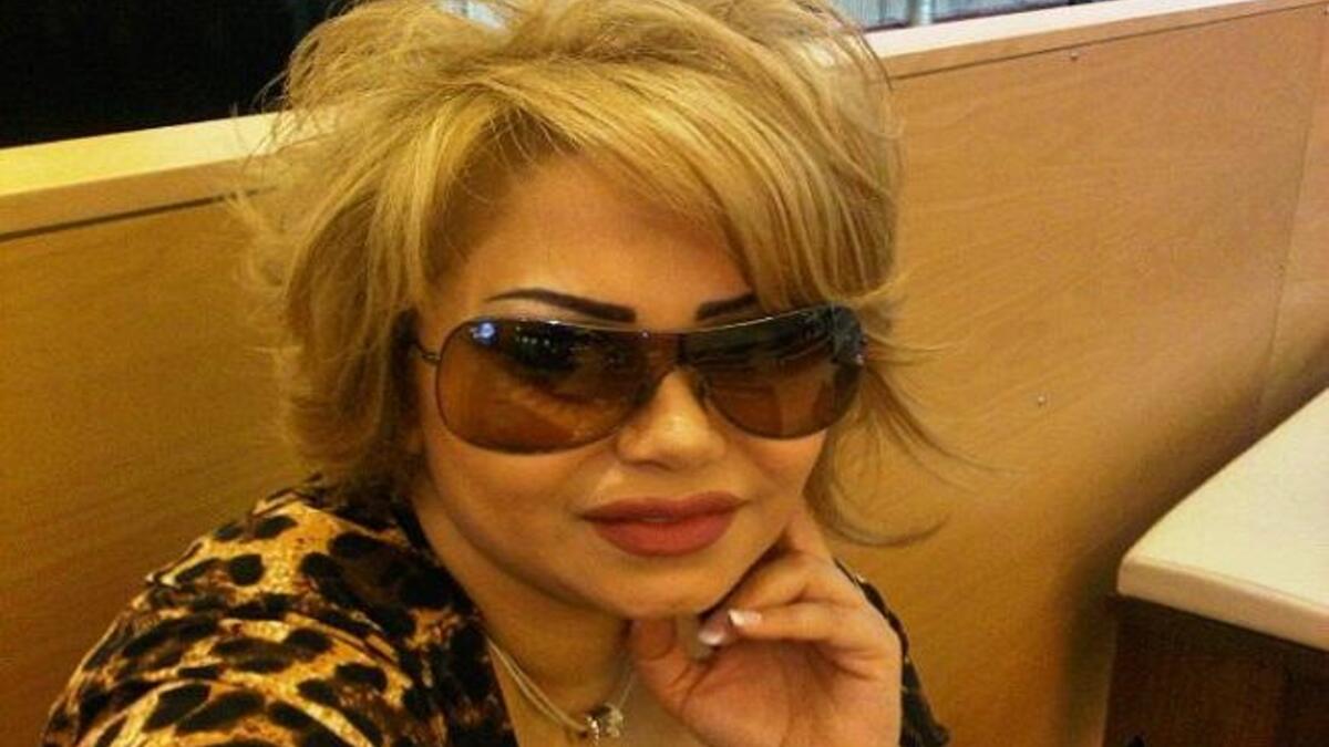 الكويتية فاطمة الطباخ: خلعت المطربة الكويتية عن حجابها لضرورات فنية، معتبرة بذلك أنه حرة شخصية، و أنه أمر غير شرعي، و أنه على الرغم من ذلك فهي لا تزال محتفظة بحشمتها.