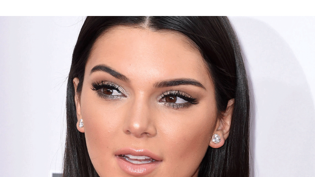 كيندال جينير (21 عامًا) هي الأخُت الشقيقة لكايلي جينر ، وأخت غير شقيقة لـ ثمانية، ٤ من زوجات والدِها السابقات، و4  من عائلة كاردشيان من زواج والدتها السابق، وغير مرتبطة حاليًا بعلاقة زواج أو حب.