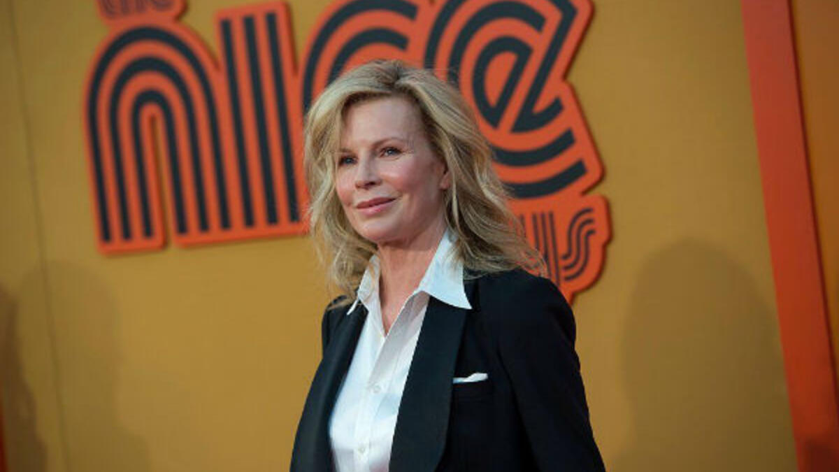 الممثلة كيم باسنجر: تقدمت بطلب إشهار إفلاسها في 1993، وذلك بعد أن أنفقت ثروتها على شراء مدينة صغيرة في ولاية جورجيا، لكنها اضطرت إلى بيع هذ المدينة الصغيرة بمبلغ 20 مليون فقط.