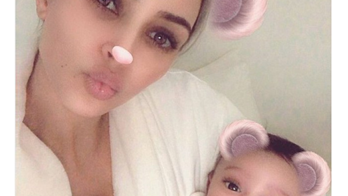 لجأت "كيم كارداشيان" وزوجها "كاني ويست" لإنجاب طفلهتما الثالثة بعد أن منعها الأطباء من الحمل وأطلقا عليها اسم "شيكاغو"