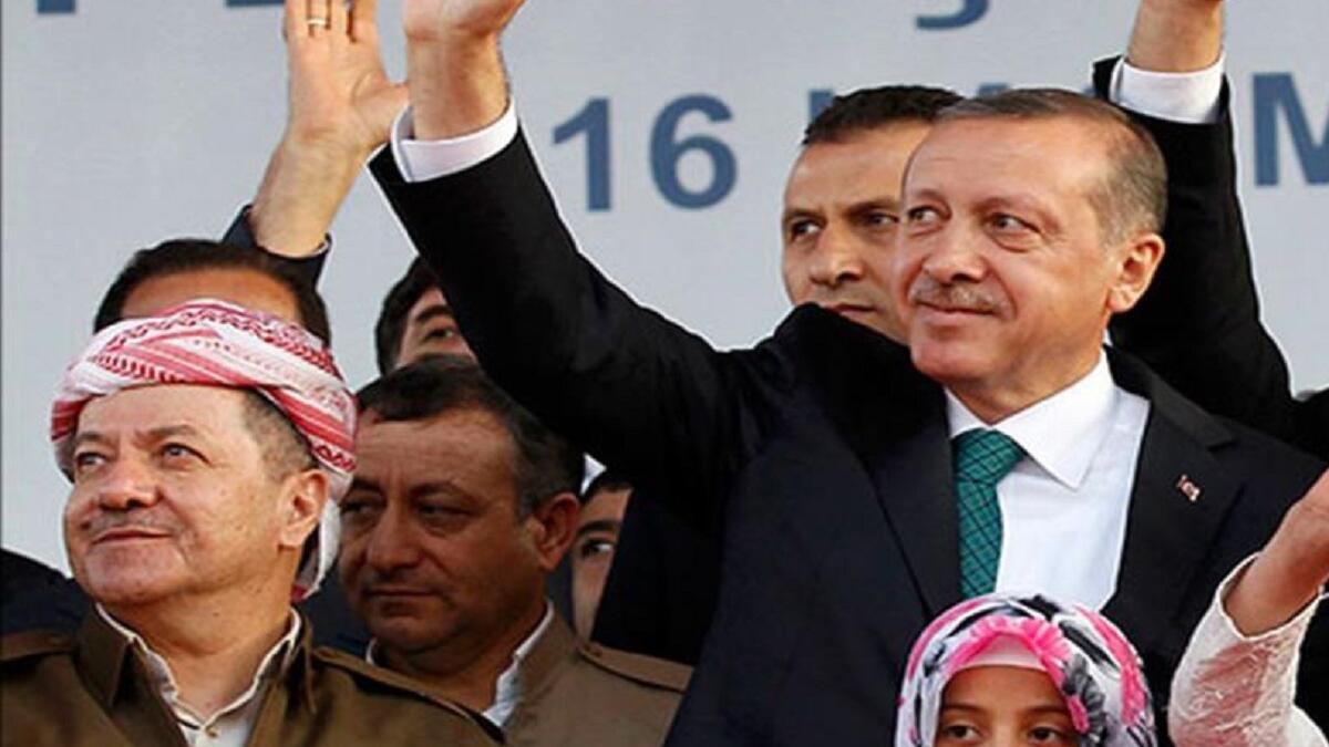 يشكل الأكراد خُمس عدد سكان تركيا تقريبًا، ويتهمون الدولة التركية بالسعي لمحو هويتهم الثقافية، وتعد مواضيع الأكراد والجيش والإسلام السياسي حساسة جدا بالنسبة للصحفيين الأتراك، ويعرض الصحفيون الذين يتطرقون لهذه المواضيع أنفسهم للاعتقال والمقاضاة.