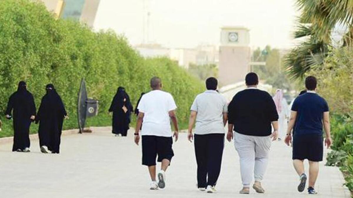 السعودية: 70% من السعوديين يعانون زيادة الوزن، و36% من السعوديين يعانون البدانة القاتلة في حين 20 ألف شخص يتوفون سنويًّا بسبب الأمراض المصاحبة لزيادة الوزن.