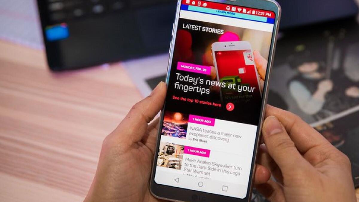 LG G6 : 
تعتزم الشركة الكورية الجنوبية المصنعة لهذا الهاتف محو الآثار السلبية، التي لاحقت النسخة الماضية من هذا الهاتف "LG G5"، فإن شاشة الهاتف الجديد تتمتع بدقة تبلغ 2000 ميجا بيكسل، كما أنه مقاوم للمياه والغبار، ومصاحب بكاميرا مزدوجة العدسة.